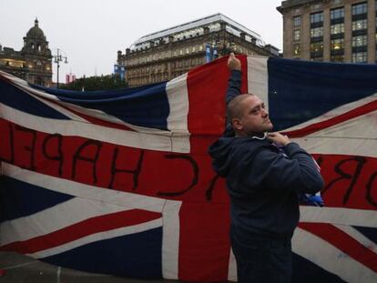 Un escoc&eacute;s unionista con una Union Jack en Glasgow este viernes.