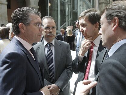 El consejero de Interior, Francisco Granados (a la izquierda), conversa con el presidente del Tribunal Superior de Justicia de Madrid (TSJM), Francisco Javier Vieira (segundo por la izquierda); el fiscal jefe de Madrid, Manuel Moix (segundo por la derecha), y el presidente de la sala de lo contencioso-administrativo del TSJM, Gerardo Martínez Tristán.