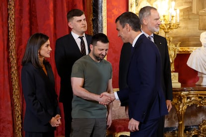 Los reyes de España Felipe VI y Letizia, junto al presidente de Ucrania, Volodímir Zelenski, saludan al presidente del Gobierno, Pedro Sánchez, durante el almuerzo ofrecido en el Palacio Real, este lunes en Madrid. 
