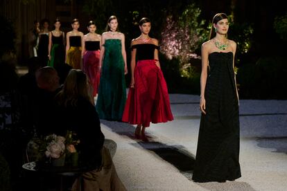 Imagen del desfile que presentó la nueva colección de alta joyería de Dior.