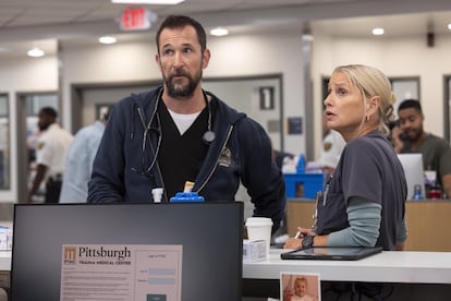 Noah Wyle y Katherine LaNasa, en 'The Pitt'.