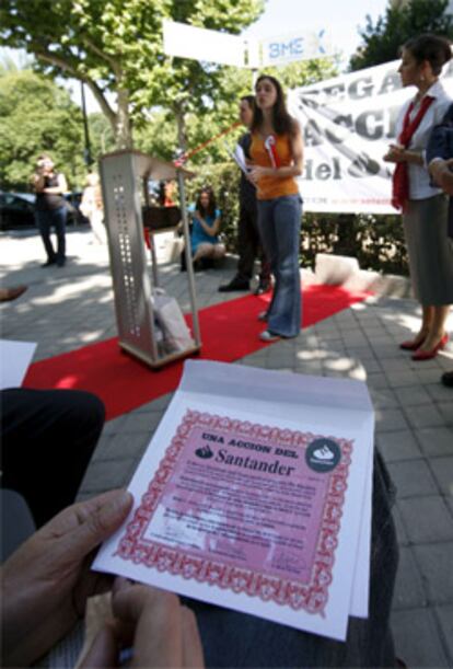 Un momento del sorteo de acciones gratis del Santander en protesta por la política del Banco en Latinoamérica.