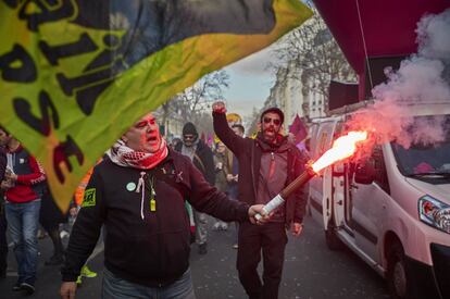 Miembros de la Unión Solidaria protestan como parte de la Huelga General Nacional organizada por cinco sindicatos franceses para exigir reformas fiscales y un aumento en los salarios y los derechos de los trabajadores, en París.