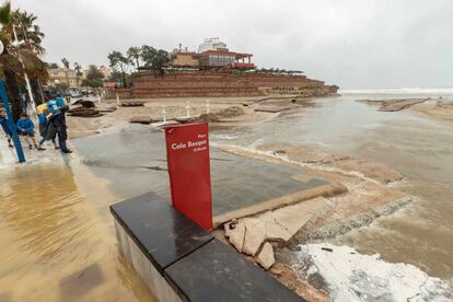 Varias personas observan los daños causados en la Playa Cala Bosque, La Zenia, Orihuela tras las lluvias registradas en la últimas horas.