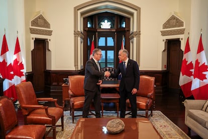 El primer ministro de Canadá, Mark Carney, a la derecha de la imagen, saluda a su homólogo británico, Keir Starmer, antes del inicio de la cumbre del G-7, en Ottawa, este domingo. 