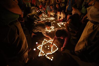 Israelíes se reúnen para realizar una vigilia con velas en Gush Etzion (Israel), por los tres adolescentes cuyos cuerpos fueron encontrados más temprano por el Ejército israelí en una cantera en el pueblo cisjordano de Halhoul, cerca de Hebrón.