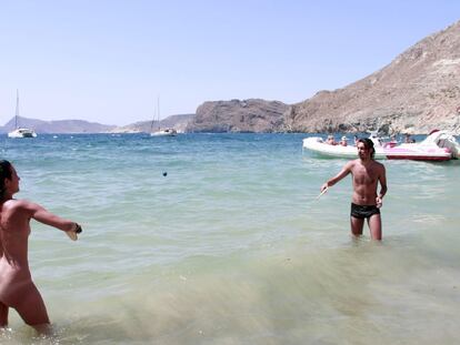 Bañistas en la cala de San Pedro, en el Parque Natural Cabo de Gata-Nijar (Almería).