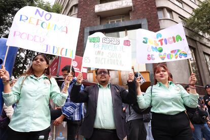 Trabajadores del poder judicial protestan este miércoles, en los alrededores del Senado de la República, en Ciudad de México.