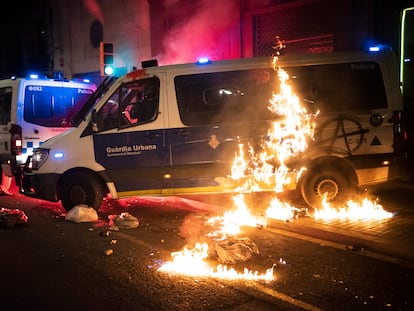 Una furgoneta de la Guardia Urbana de Barcelona arde en Barcelona, con un agente dentro, en los disturbios de apoyo a Pablo Hasél.