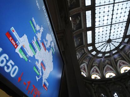 Vista de los paneles que informan sobre la prima de riesgo en el parqué de la Bolsa de Madrid.