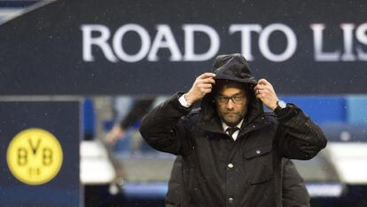 Jürgen Klopp se cubre antes del comienzo del partido.