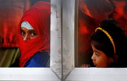 Una joven rohingya mira por la ventana de un autobús durante su traslado. Más de 1.600 refugiados rohingya zarparon el viernes desde el puerto de Chittagong, en el sur de Bangladés, hacia la remota isla de Bhasan Char, en la bahía de Bengala.