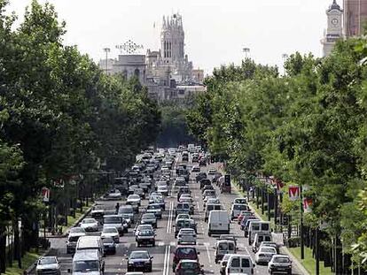 El paseo de la Castellana, abarrotado de coches.