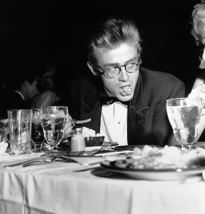 James Dean en una cena el 29 de agosto de 1955 en el club Ciro's de Los Ángeles, California. Dean moriría un mes después.