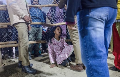 Una mujer conmocionada tras la estampida. 