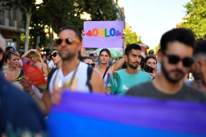 Durante la rúa se han visto algunos mensajes en apoyo al ataque a un bar gay en Oslo, donde murieron dos personas y 20 quedaron heridas.