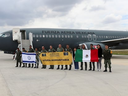 Personal del ejército mexicano junto a uno de los aviones destinados a brindar ayuda humanitaria a Israel, en el aeropuerto de Santa Lucía, el pasado 9 de octubre.