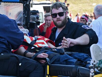 Un aficionado recibe asistencia médica después del tiroteo en el desfile de los Chiefs en Kansas City, Misuri.