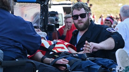 Un aficionado recibe asistencia médica después del tiroteo en el desfile de los Chiefs en Kansas City, Misuri.