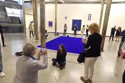Visitantes recorren la muestra de Yves Klein en Fundación Proa.