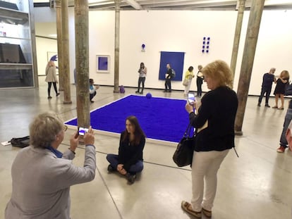 Visitantes recorren la muestra de Yves Klein en Fundaci&oacute;n Proa.