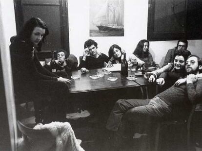 La primera redacción de 'Ajoblanco', de izquierda a derecha: Maria Dols, José Ribas, José Solé, Ana Milá, Ana Castellar, Francisco Marsal, Luisa Ortínez y Toni Puig, en noviembre de 1973.