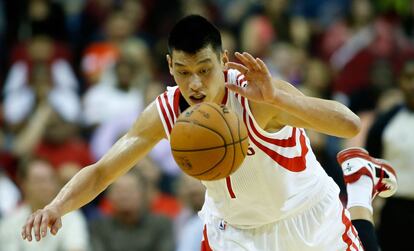 Lin, de los Rockets, persigue el balón.