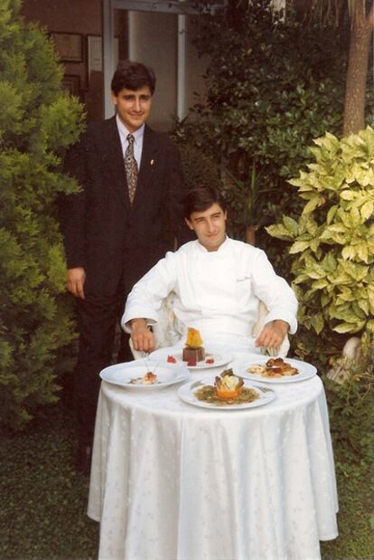 Josep (de pie) y Joan Roca, recién inaugurado su restaurante.