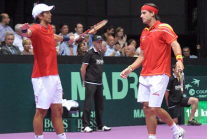 Verdasco y Feliciano López se lamentan durante su partido de dobles ante Benneteau y Llodra.