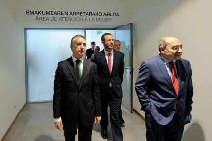 Urkullu, el alcalde de Vitoria, Javier Maroto, y Darpón (de izquierda a derecha), en la inauguración del nuevo centro de salud. 