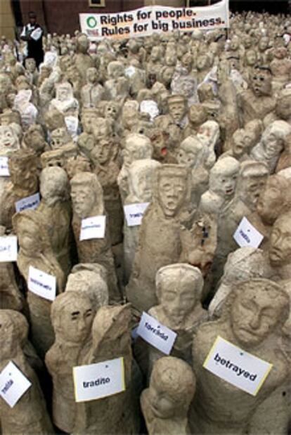 Exposición de 6.000 estatuas con el letrero &#39;traicionado&#39; en Johanesburgo.