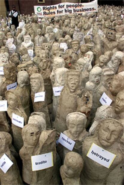 Exposición de 6.000 estatuas con el letrero 'traicionado' en Johanesburgo.
