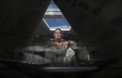 Lucio Ballesteros, retratado en el interior de su nave espacial.