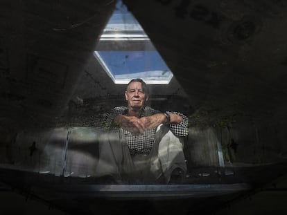 Lucio Ballesteros, retratado en el interior de su nave espacial.