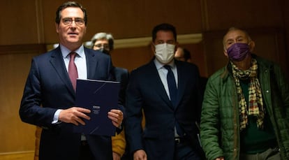 El presidente de CEOE, Antonio Garamendi (izquierda), el presidente de Cepyme, Gerardo Cuerva, y el secretario general de UGT, Pepe Álvarez, a su llegada a una reunión de la Mesa de Diálogo Social.