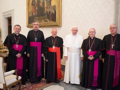 El Papa se reúne con clérigos de la Conferencia Episcopal de Chile, este lunes.