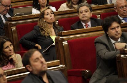 Los dirigentes del PPC Alicia Sánchez-Camacho (c) y Enric Millo (d) y el presidente del grupo parlamentario de ERC, Oriol Junqueras (i), escuchan la intervención del presidente Artur Mas en la segunda jornada del debate de política general. 