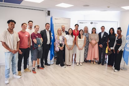 Natalia Bayona, directora ejecutiva de ONU Turismo, junto a alumnos y responsables del grado universitario en Turismo Internacional Sostenible que auspicia el organismo.