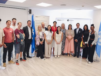Natalia Bayona, directora ejecutiva de ONU Turismo, junto a alumnos y responsables del grado universitario en Turismo Internacional Sostenible que auspicia el organismo.
