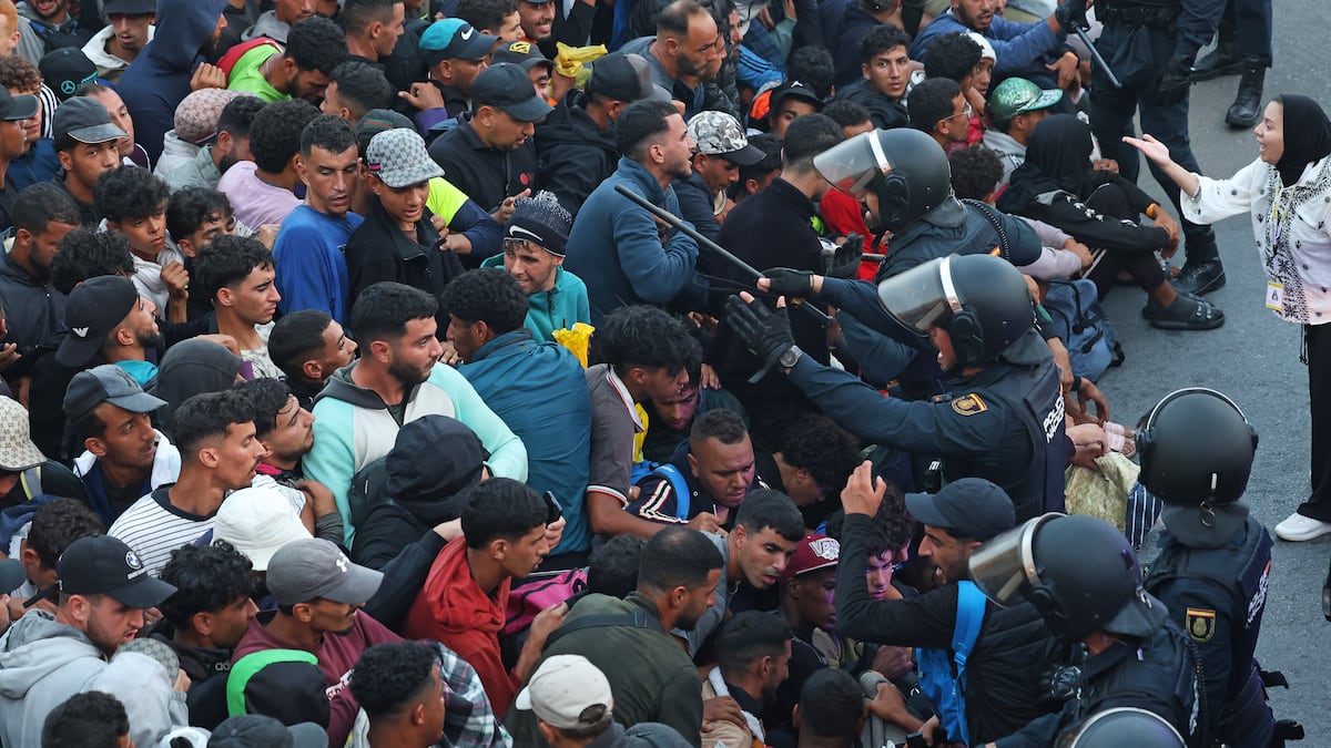 Tensión y caos en el traslado de los migrantes de la playa Benítez al puerto de Ceuta