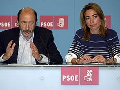 Alfredo Pérez Rubalcaba y Carme Chacón, ayer, al anunciar el acuerdo del PSOE con el Gobierno.