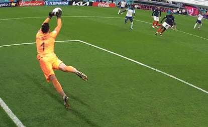 Hugo Lloris, realizando una parada ante un disparo de fuera del área.  