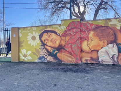 El mural 'Dando vida', del mallorquín Joan Aguiló, en el Polideportivo Giner de los Ríos (Getafe).