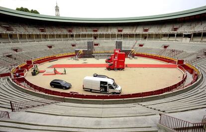 Preparativos en la Plaza de Toros de Pamplona para acoger la primera etapa de la Vuelta a España