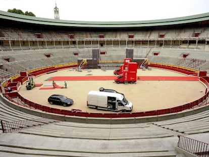 Preparativos en la Plaza de Toros de Pamplona para acoger la primera etapa de la Vuelta a España