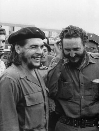 Castro com o guerrilheiro argentino Ernesto ‘Che’ Guevara, em 1960, celebrando o primeiro aniversário da vitória da Revolução Cubana.