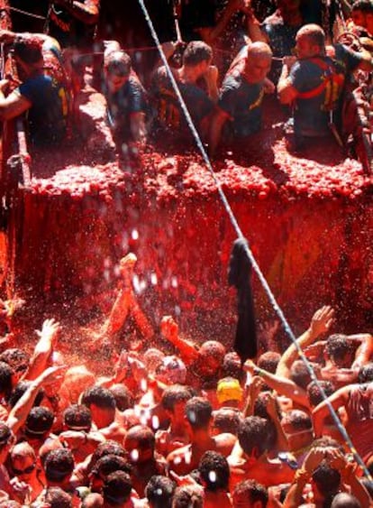 Lanzamiento de tomates en el desfile de La Tomatina de 2010.