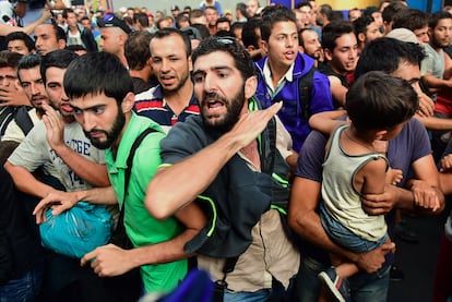 Un millar de inmigrantes y solicitantes de asilo permanece en los alrededores de la estación profiriendo gritos de "Alemania, Alemania". En la imagen, refugiados protestan en el interior de la estación de Budapest.