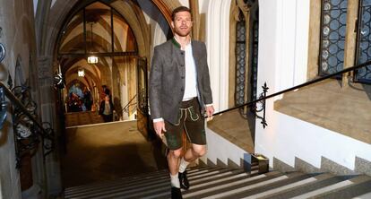 Xabi Alonso llega al ayuntamiento de Múnich para las celebraciones del título de liga.