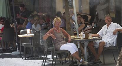 Turistas en la terraza de un bar en el centro de Sevilla